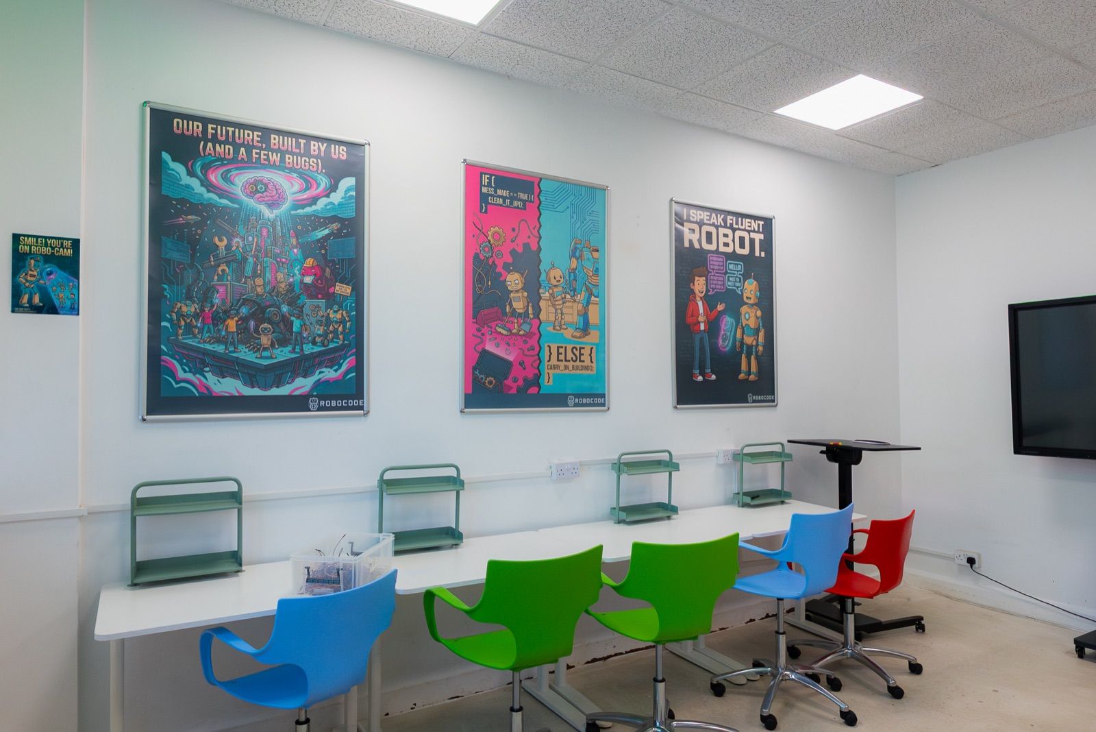 A finished robotics Studio Lab with colour-coded chairs
